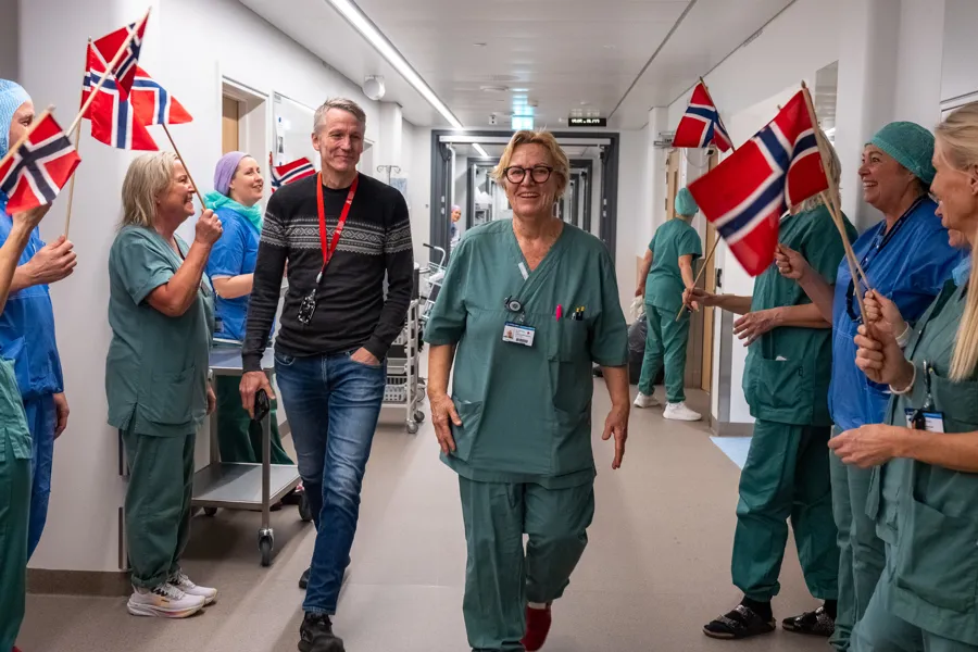 En gruppe mennesker i uniform