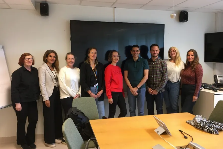 En gruppe mennesker som poserer for et bilde