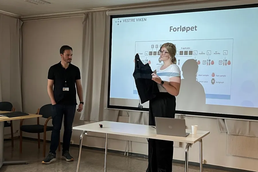 En mann og en kvinne som står foran et projektorlerret