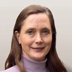 Et nærbilde av en kvinne som smiler