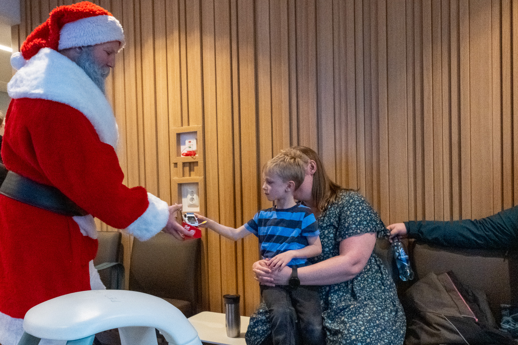 En mann og en kvinne som spiller videospill med et barn