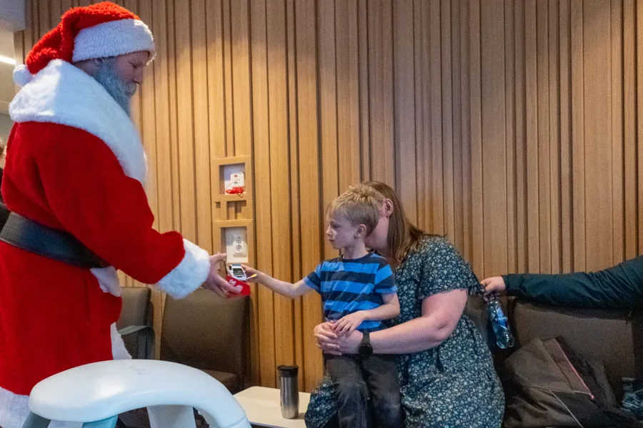 En mann og en kvinne som spiller videospill med et barn