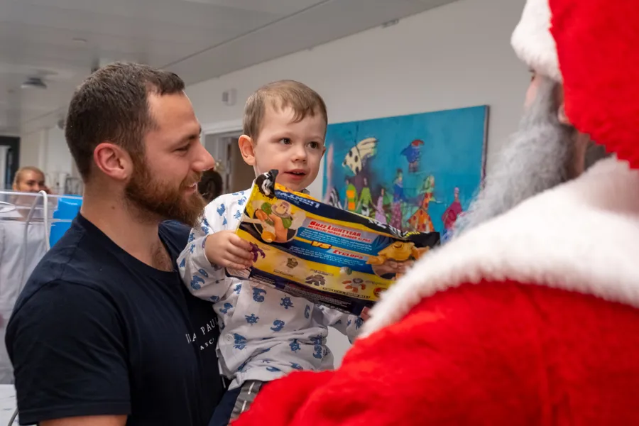 En mann som holder en baby