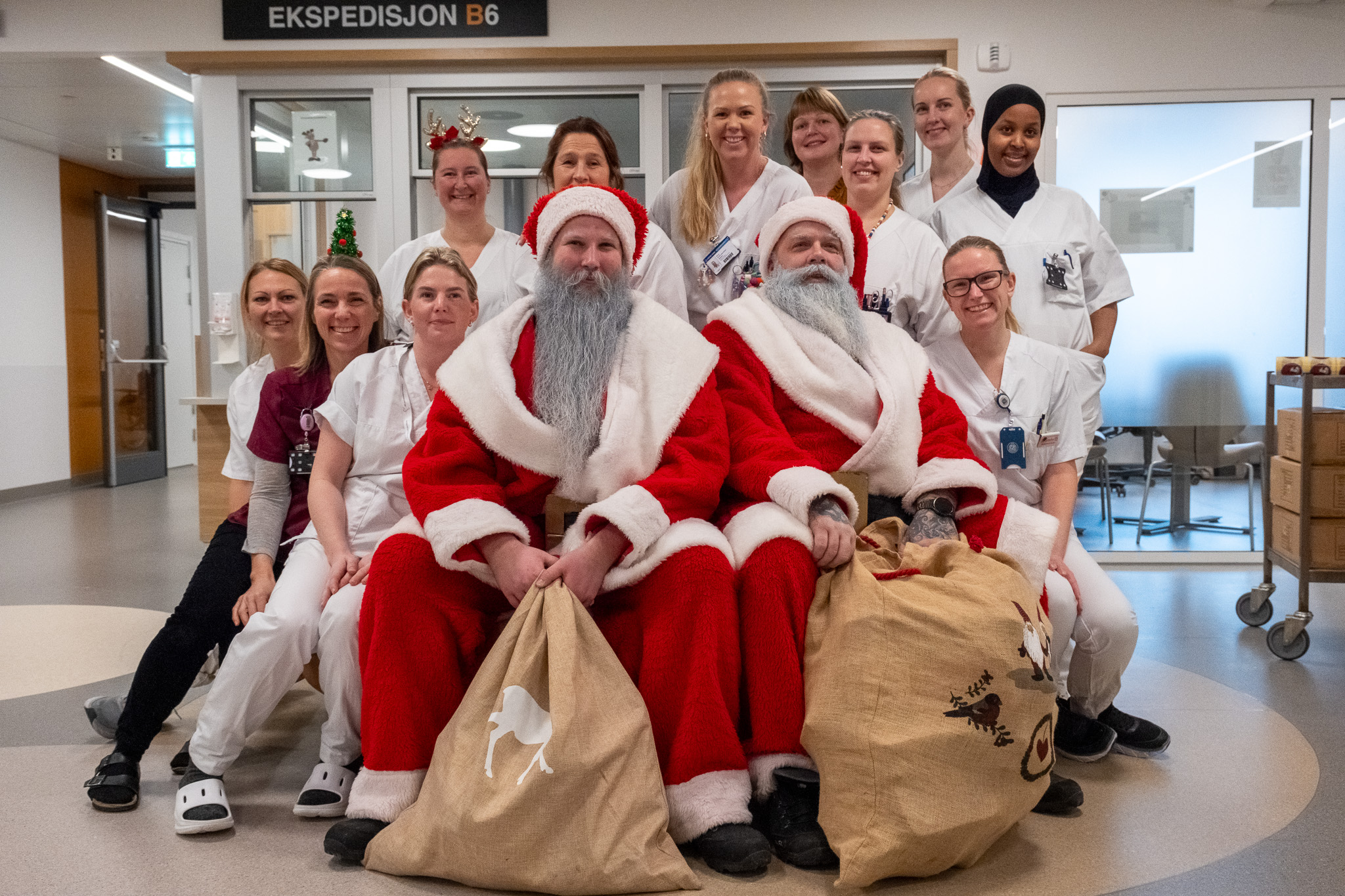 En gruppe mennesker som poserer for et bilde