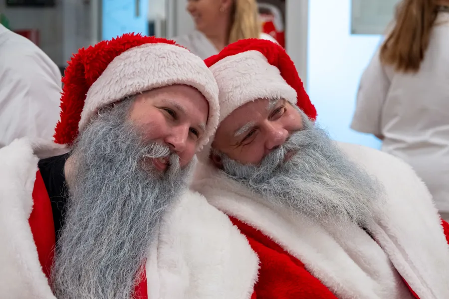 Et par menn med nisseluer