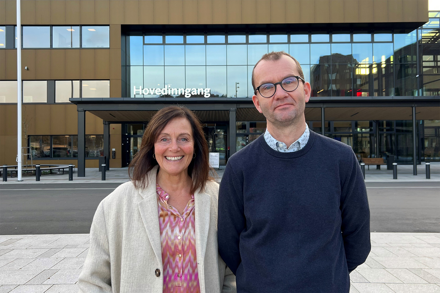 En mann og en kvinne som smiler