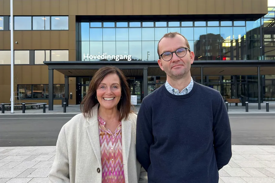 En mann og en kvinne som smiler