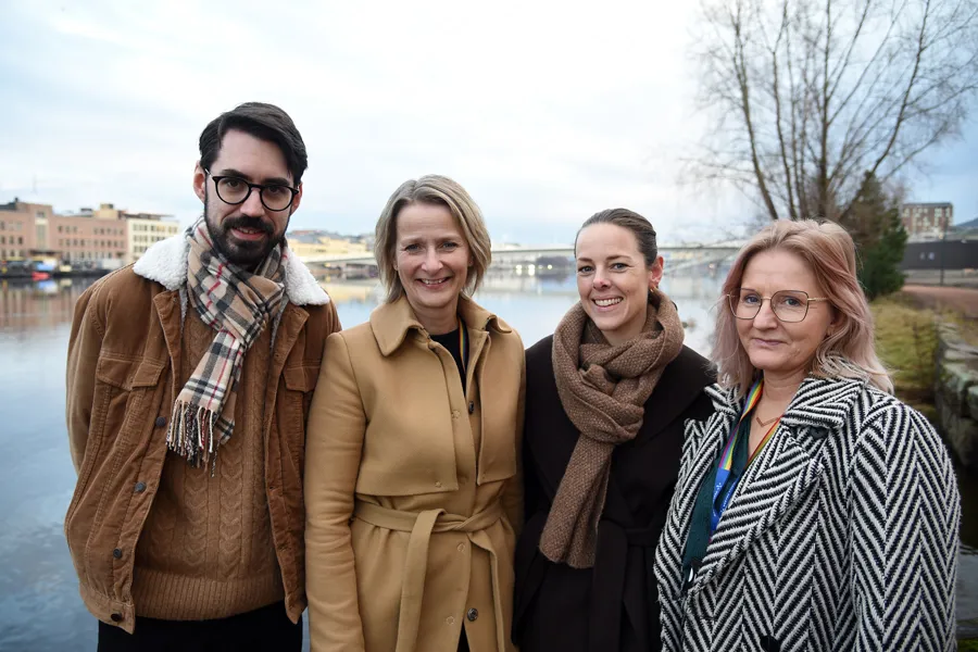 En gruppe mennesker som poserer for et bilde