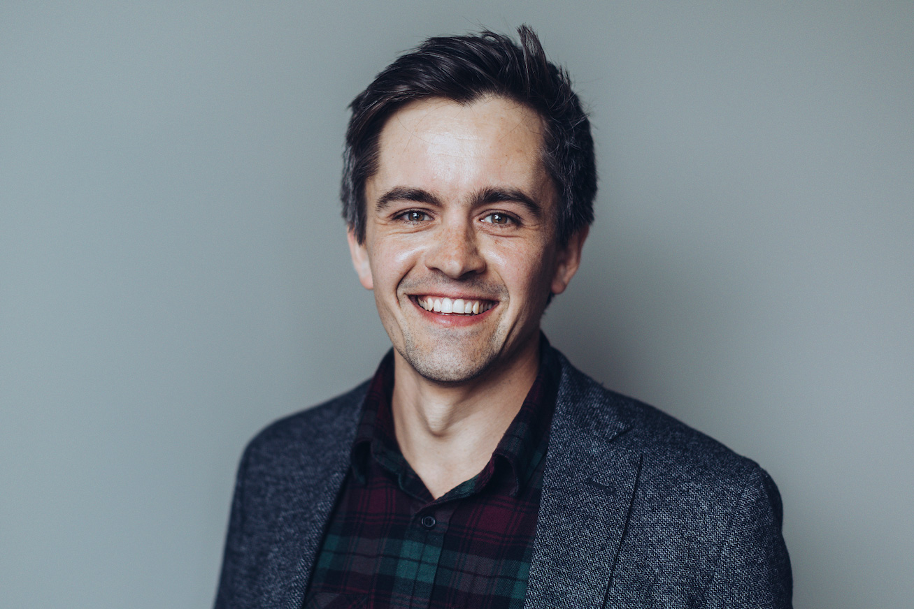 En mann som smiler til kameraet