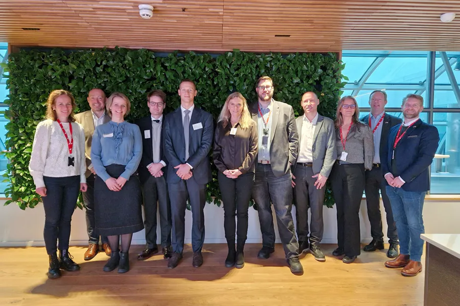 En gruppe mennesker som poserer for et bilde