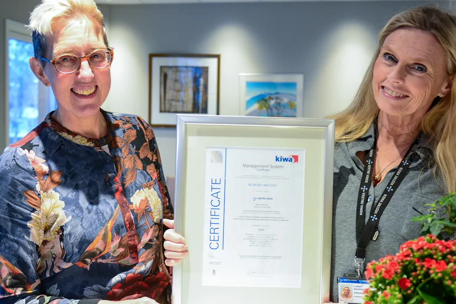Et par kvinner med sertifikat