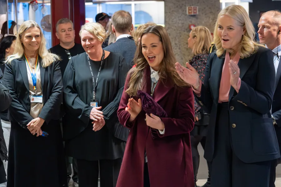 En gruppe kvinner som står sammen