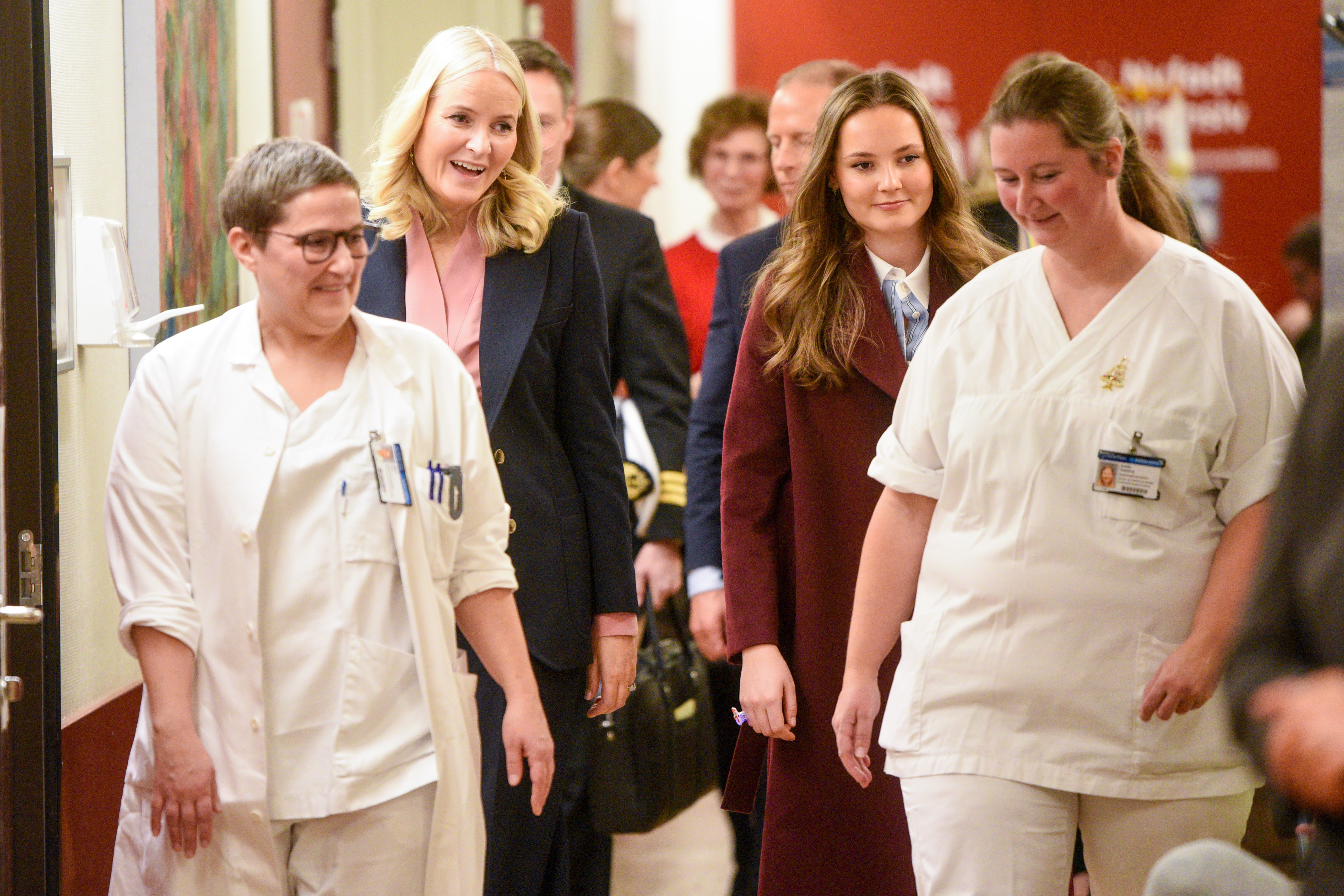 En gruppe mennesker som står sammen