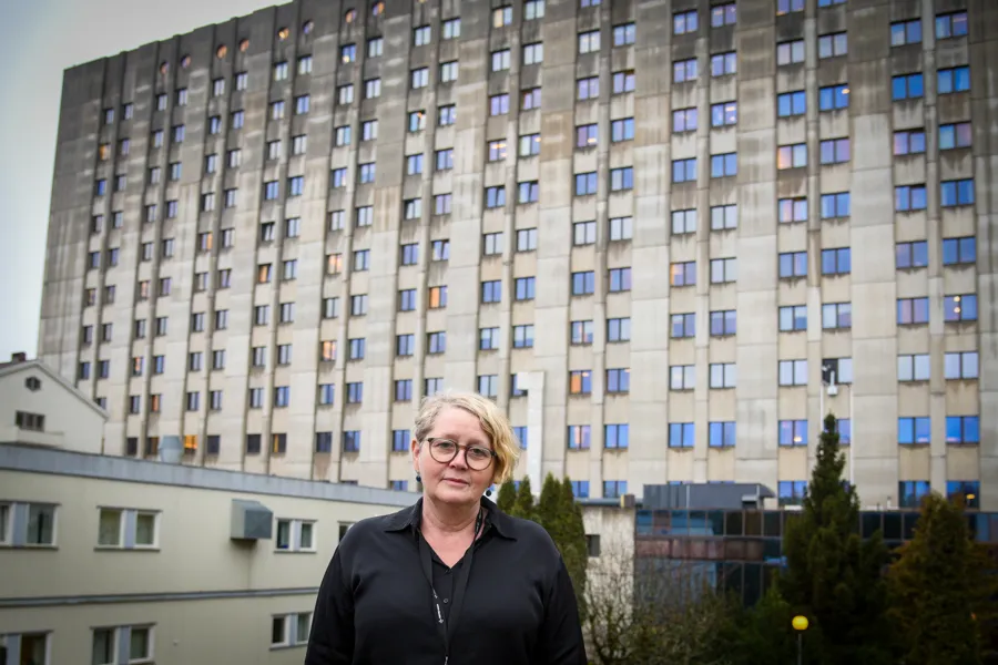En mann som står foran en bygning