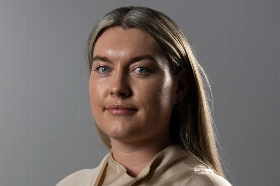En person med langt hår