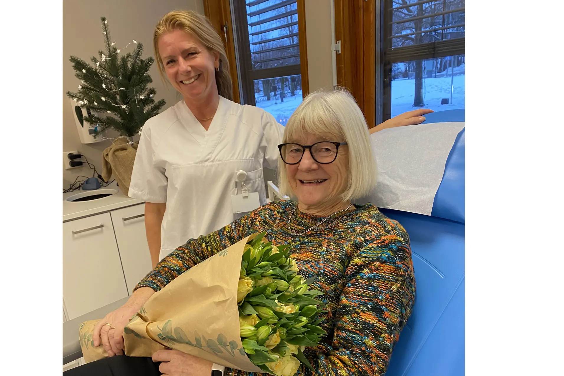 En person som holder en blomsterbukett ved siden av en person