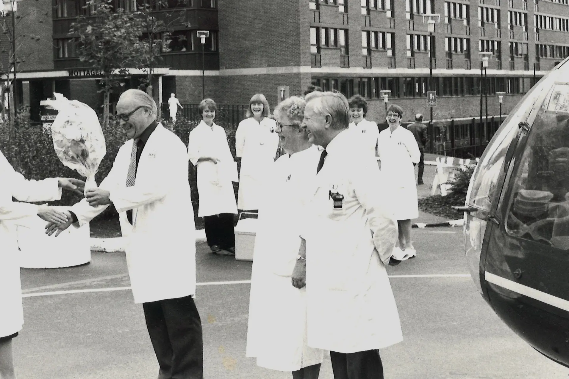 En gruppe mennesker som går på en gate