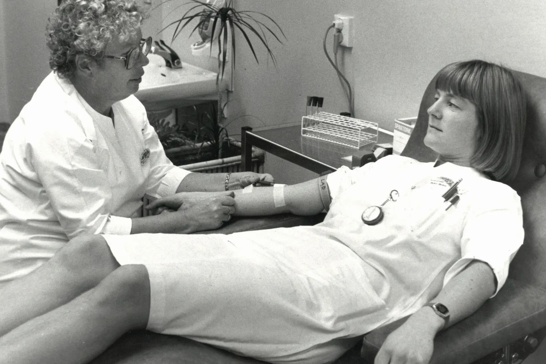 En mann i en sykehusseng